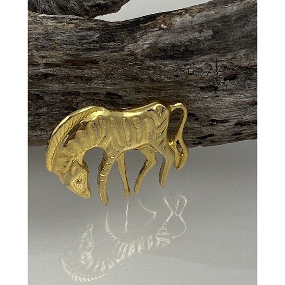 Vintage Gold Plated Base Metal Figural Carved Striped Zebra Brooch Pin EUC - Picture 1 of 8